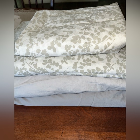 The Company Store Floral top sheet & 2 pillow cases. Also 2 fitted sheets!